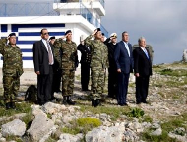 Με έπαρση της ελληνικής Σημαίας στο φυλάκιο του στο Αγαθονήσι απαντάει ο Π.Καμμένος στους Τούρκους (βίντεο)